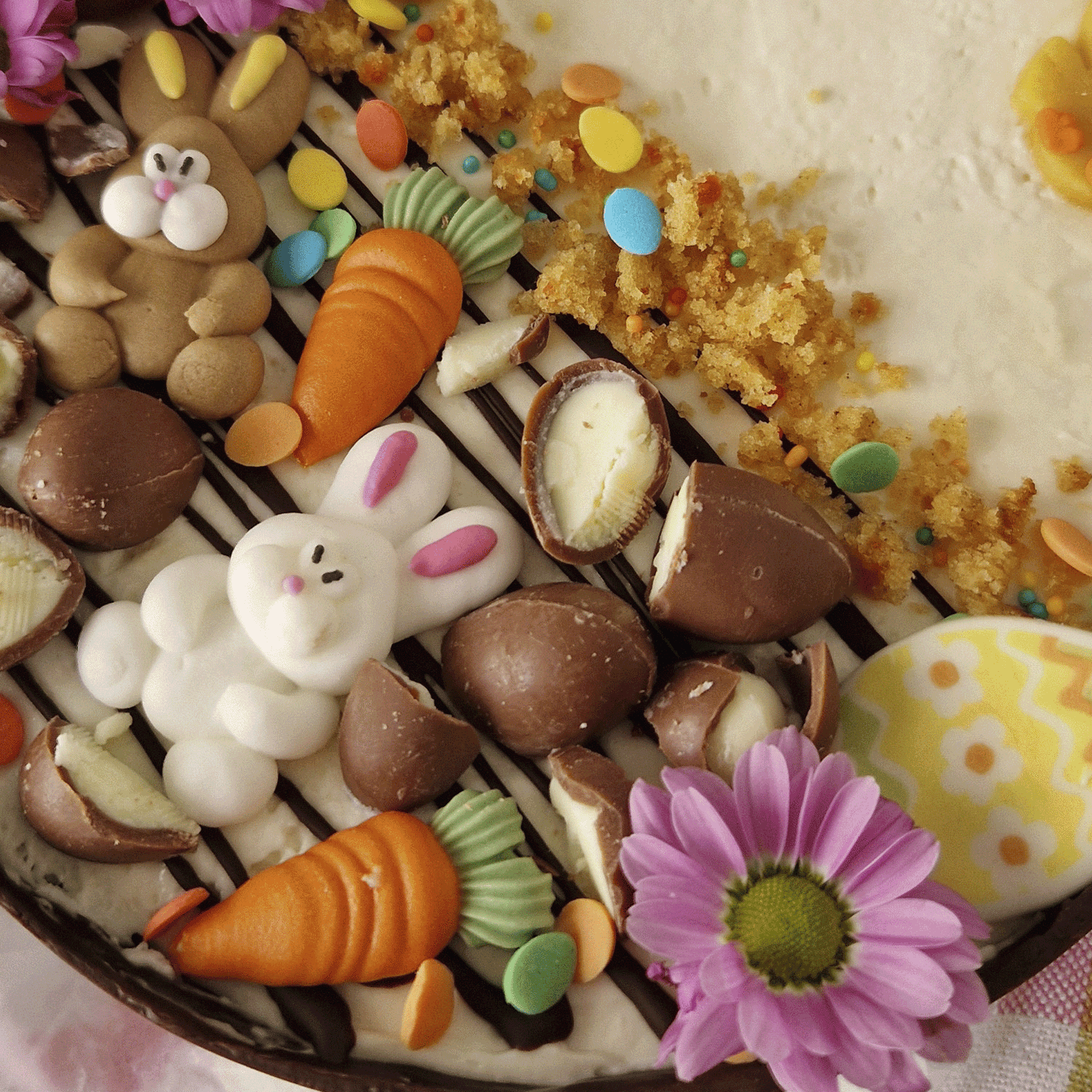 SUGAR EASTER DECORATION BUNNIES, CARROTS AND FLOWERS