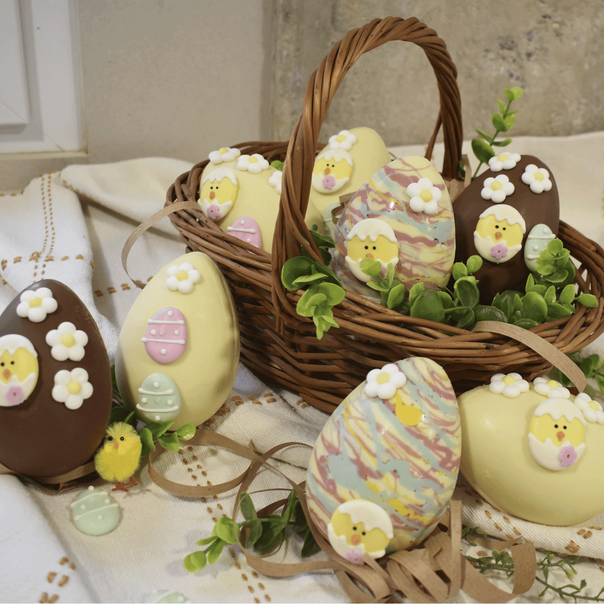 DECORAZIONE DI ZUCCHERO 2D ASSORTIMENTO 3 UOVA E FIORE 50 UNITÀ