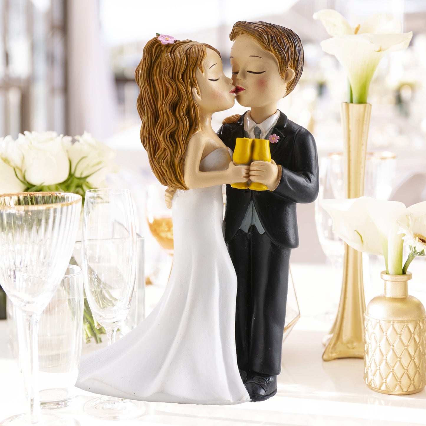 COUPLE DE MARIÉS AVEC VERRE ET BAISER 16CM