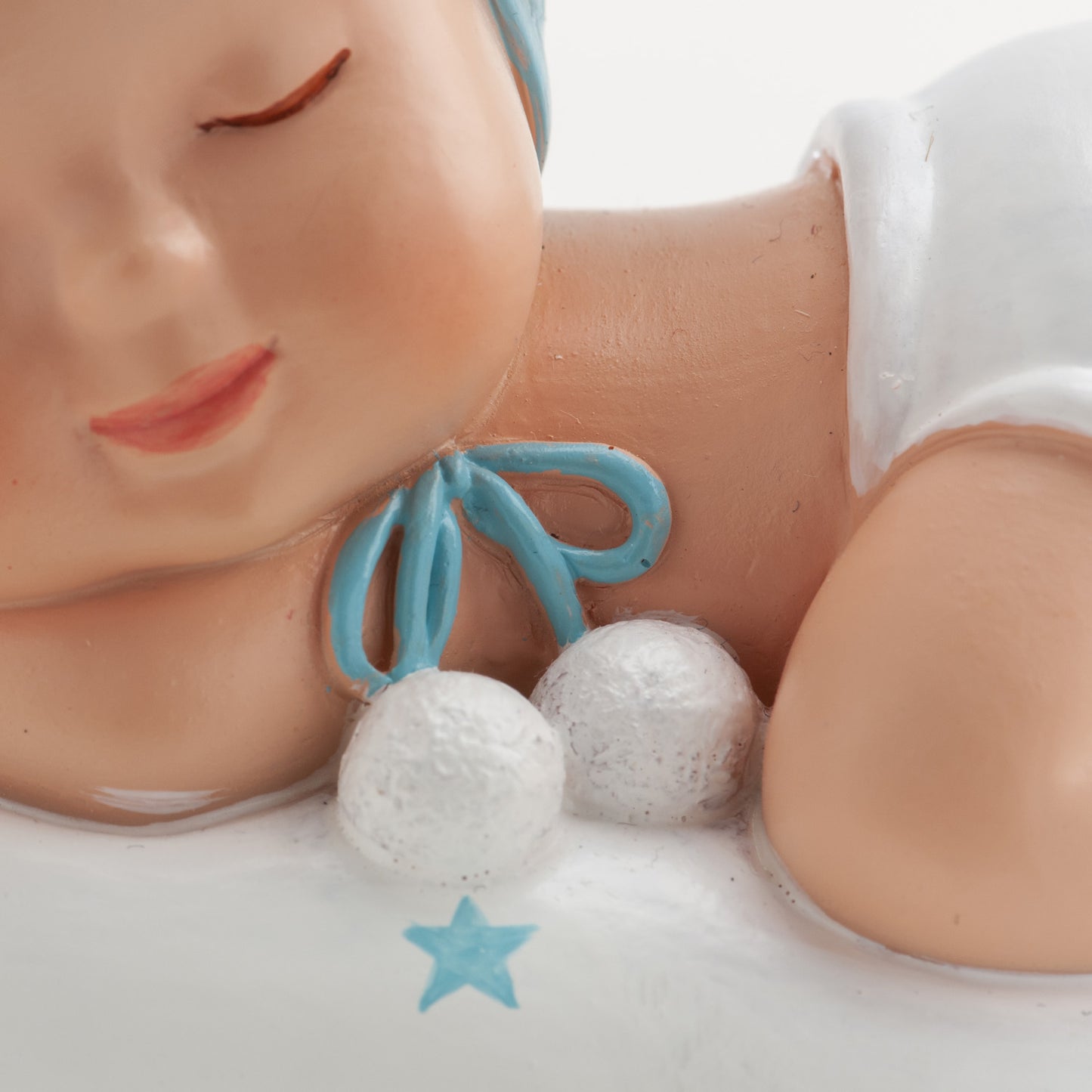 BAUTIZO NIÑO DORMIDO POMPON 10 X 6 X 7 CM