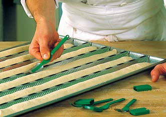 CUCHILLA PARA CORTAR PAN 15CM