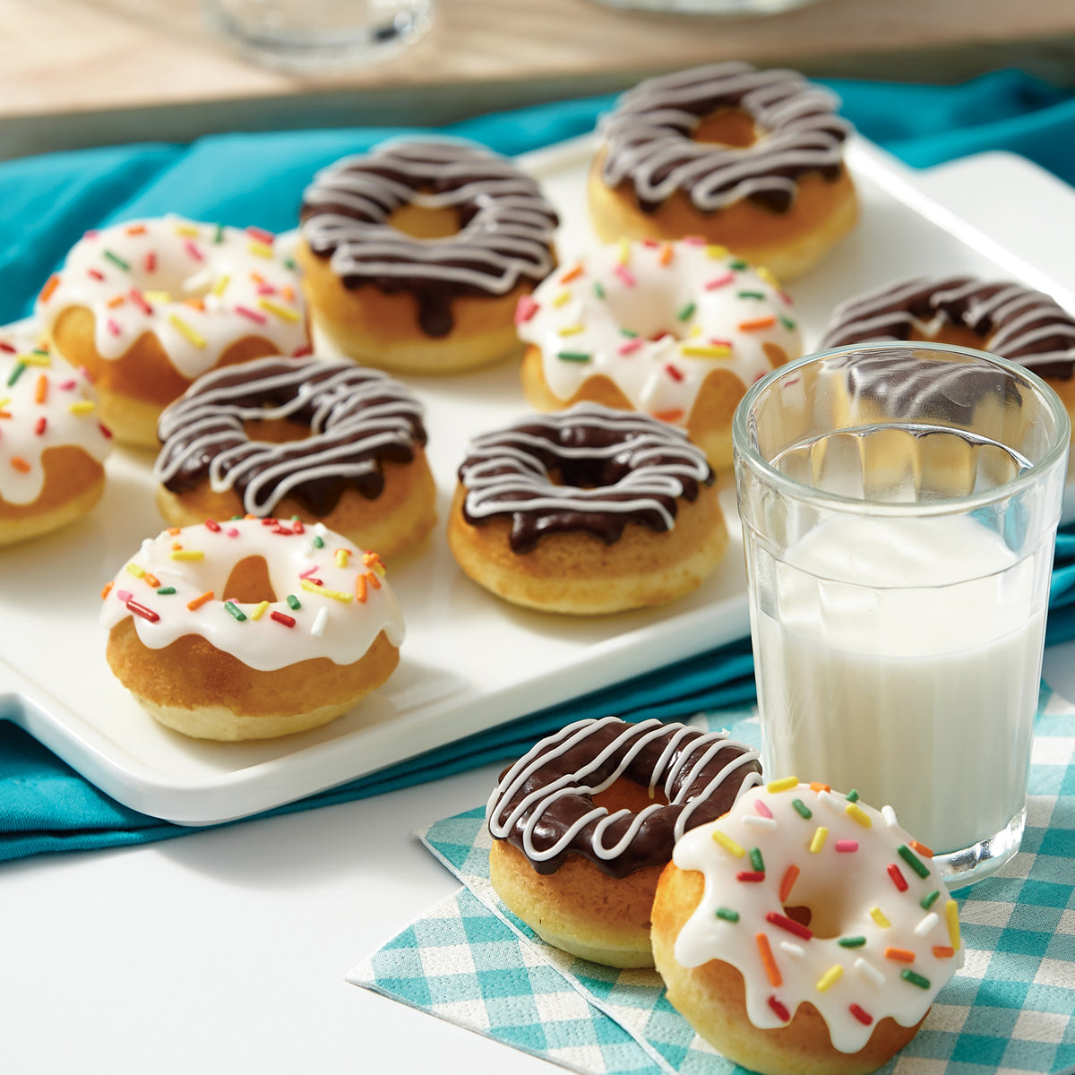 WILTON MOLDE MEDIANO PARA DONUTS 12 CAVIDADES