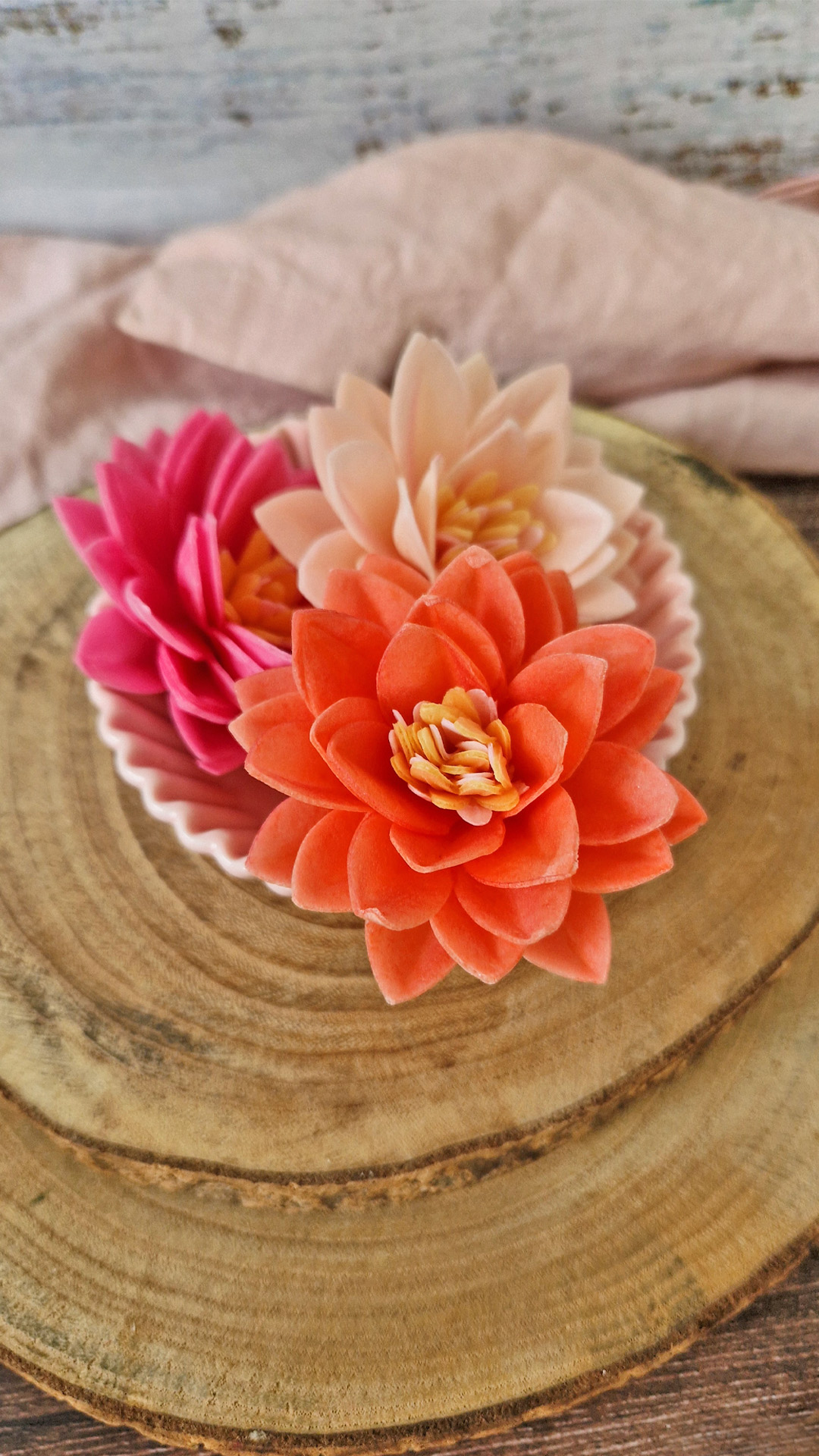 BOX OF 15 WAFER LOTUS FLOWERS 3 COLORS Ø 7CM