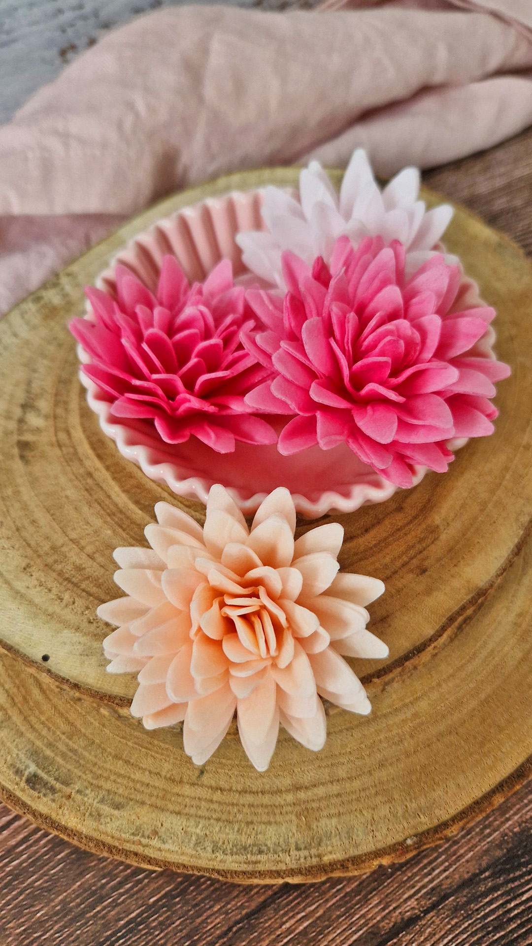 CAIXA DE 18 FLORES DE WAFER CORES SORTIDAS Ø 5,5CM