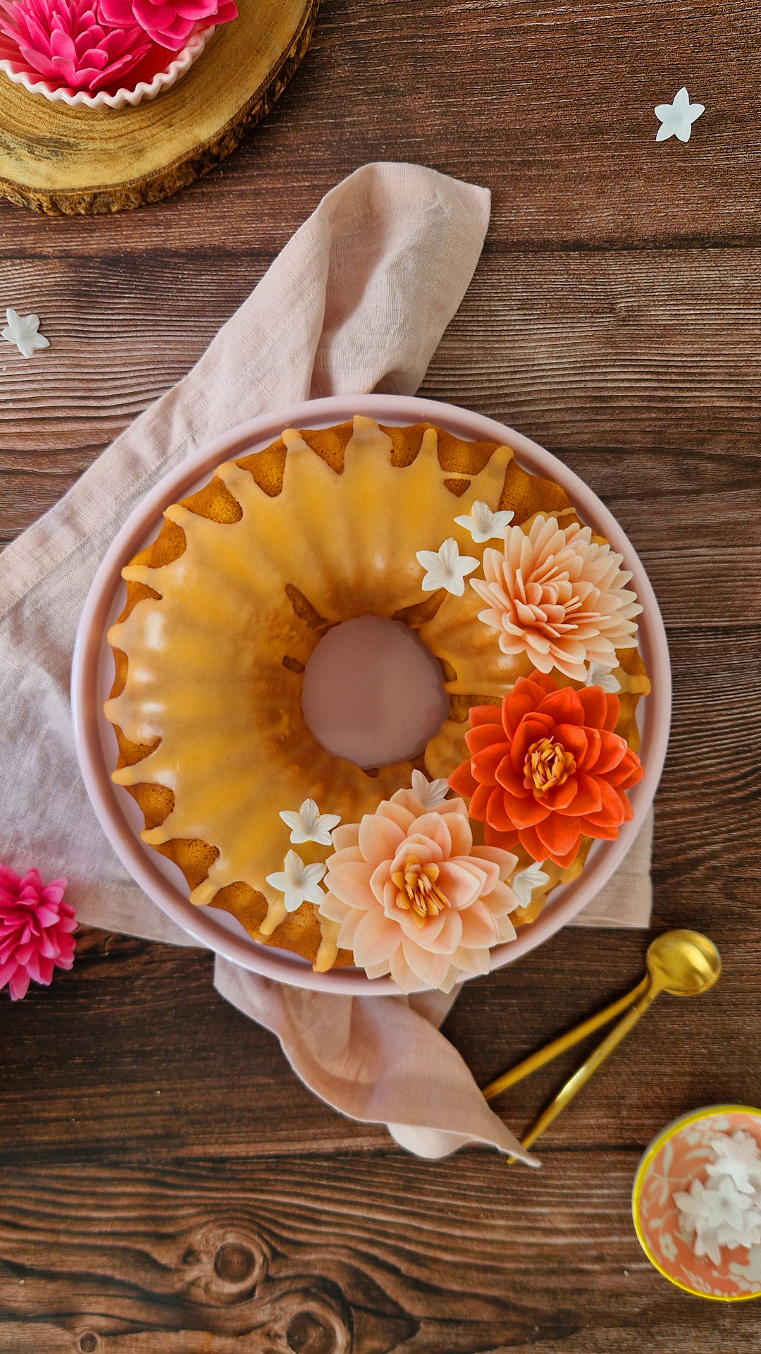 CAIXA DE 18 FLORES DE WAFER CORES SORTIDAS Ø 5,5CM