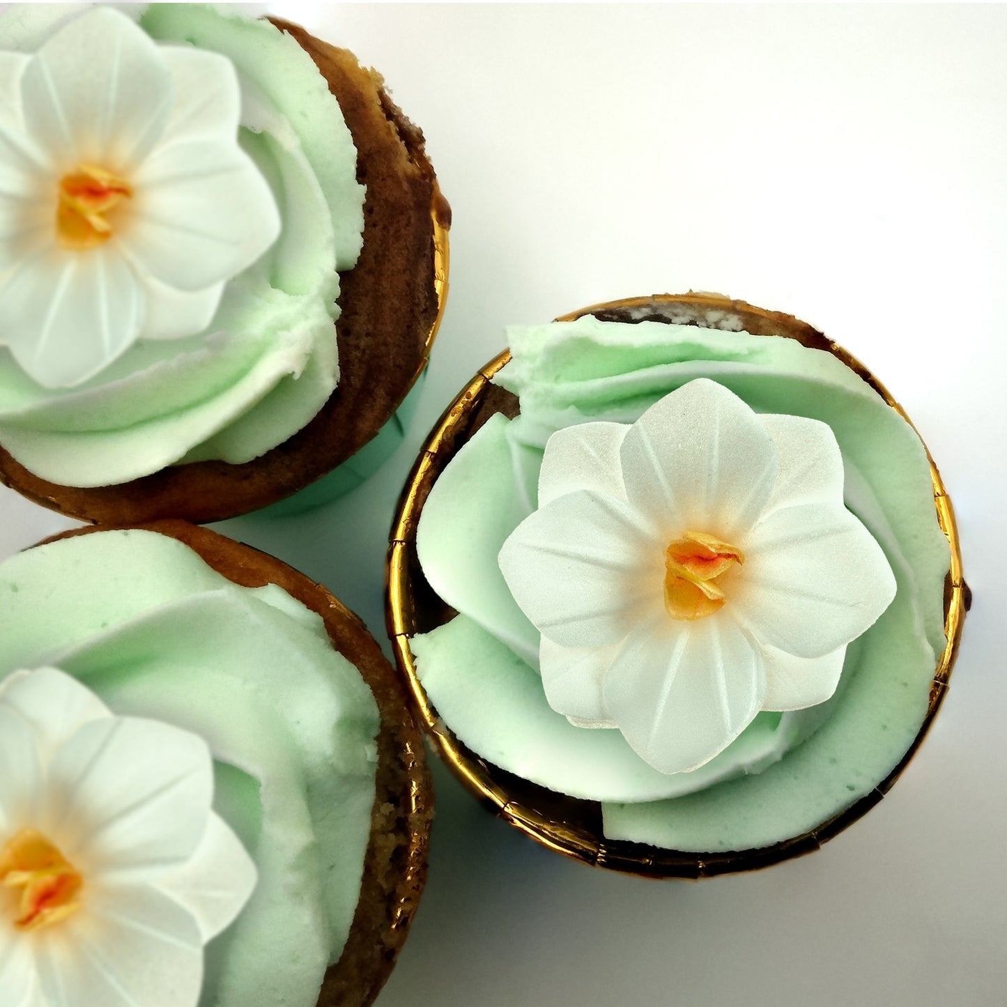 WHITE WAFER FLOWERS 4CM