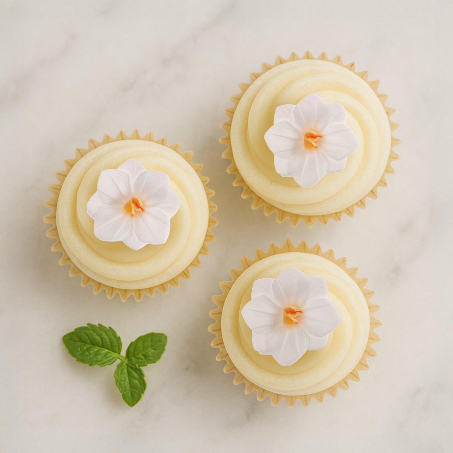 WHITE WAFER FLOWERS 4CM