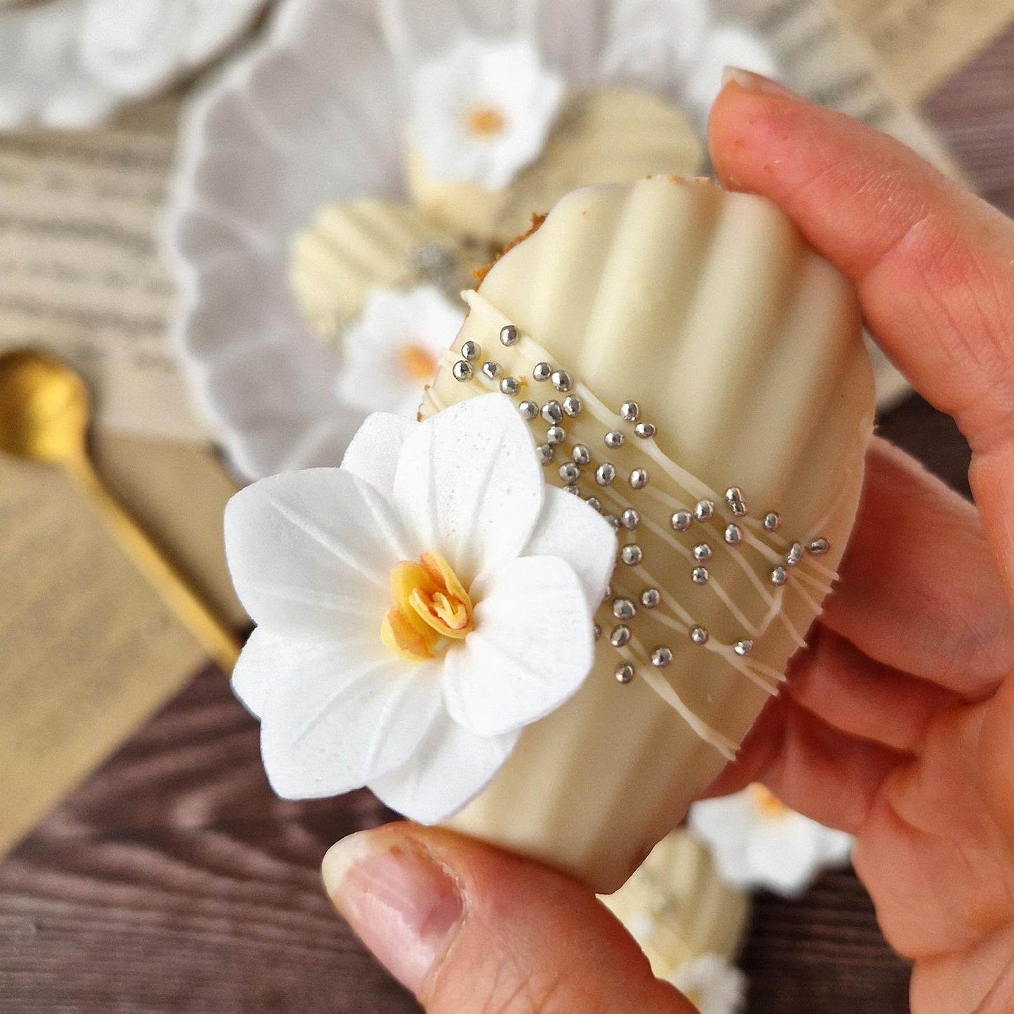WHITE WAFER FLOWERS 4CM