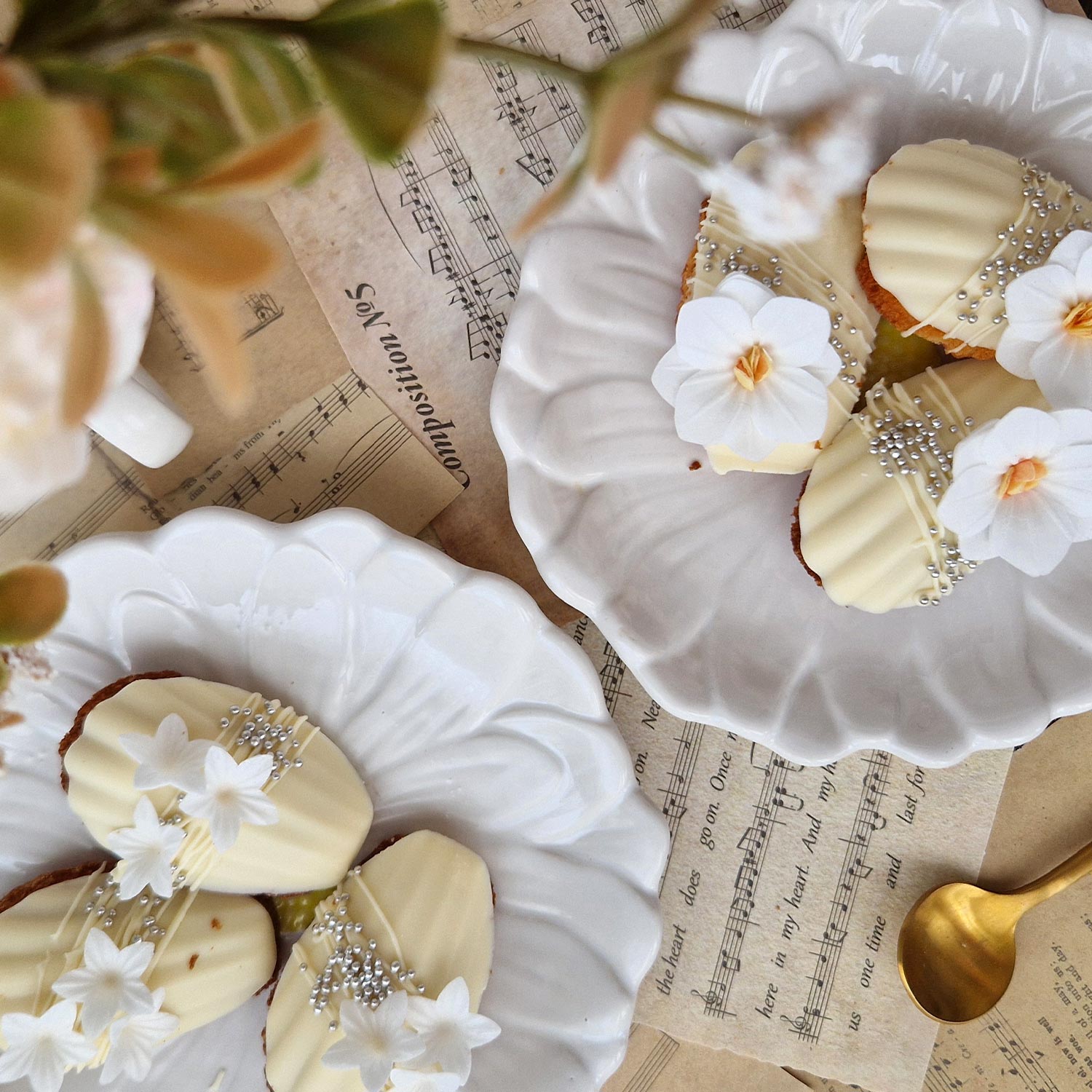 WHITE WAFER FLOWERS 4CM
