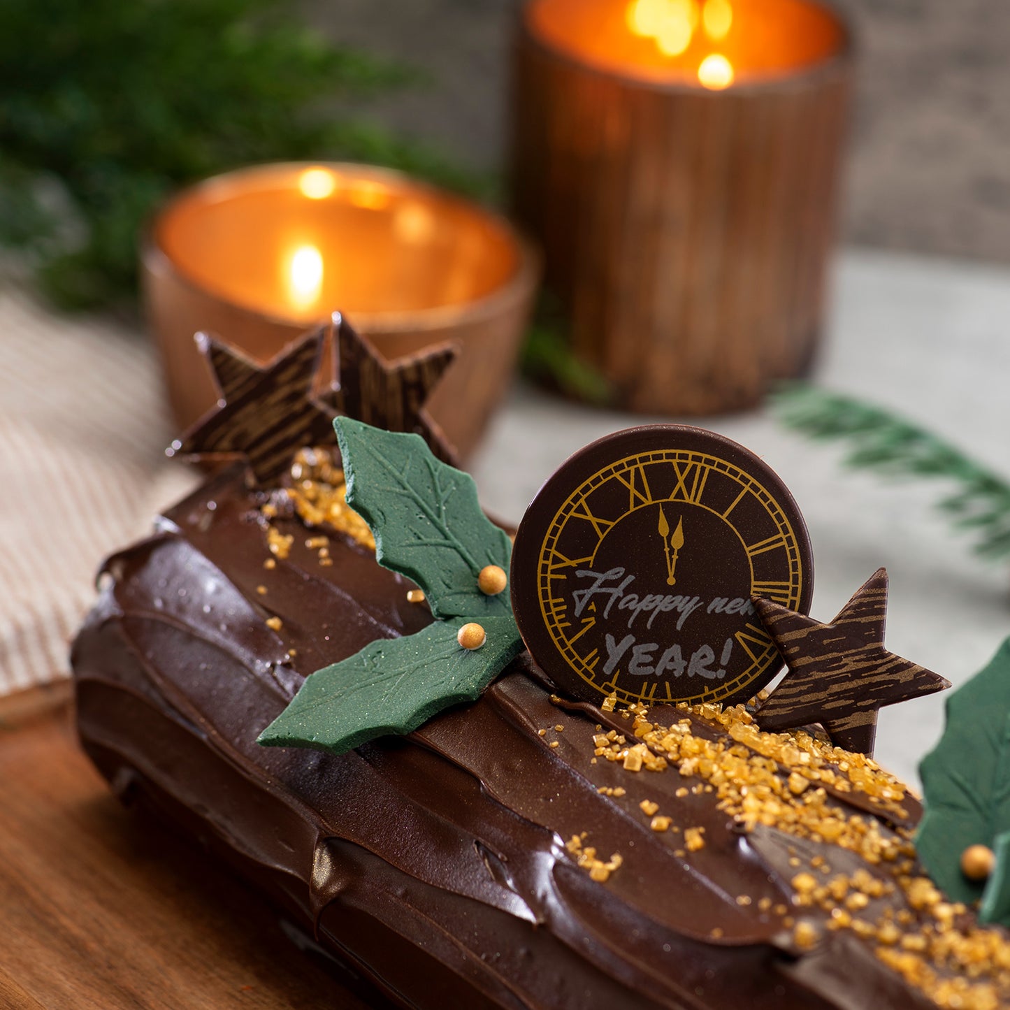 DECORATION EN SUCRE FEUILLE D' HOUX ET BOULE D’OR 5X2CM