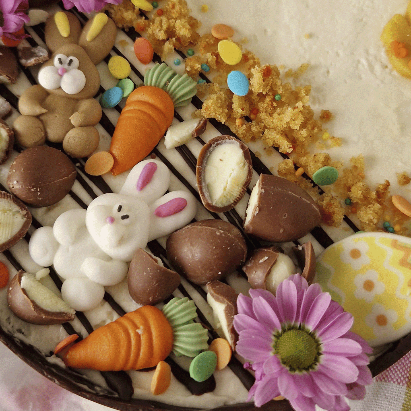 DÉCORATION EN SUCRE 2D DE LAPIN, CAROTTES ET FLEURS DE PÂQUES
