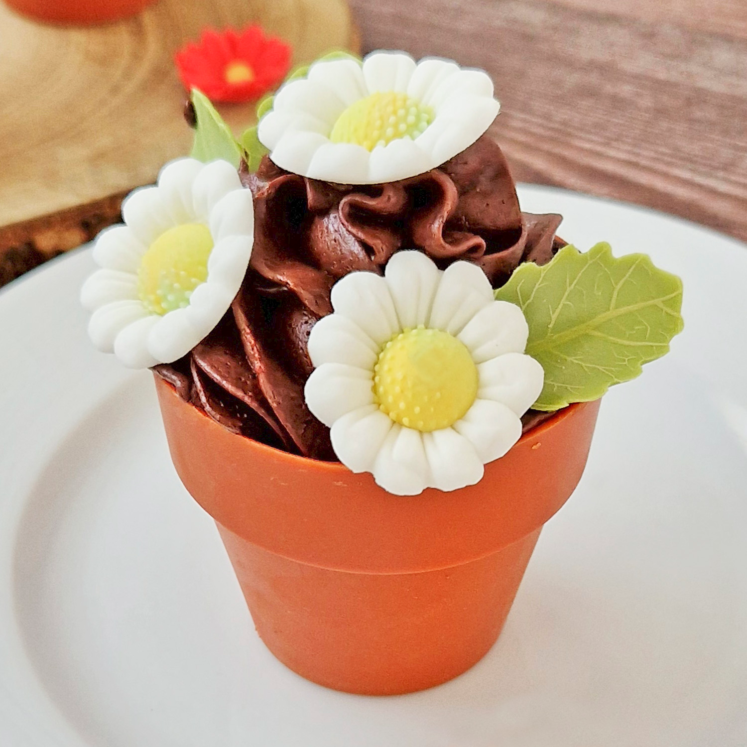 BLISTER SUGAR 7 WHITE MARGUERITES AND 5 GREEN LEAVES