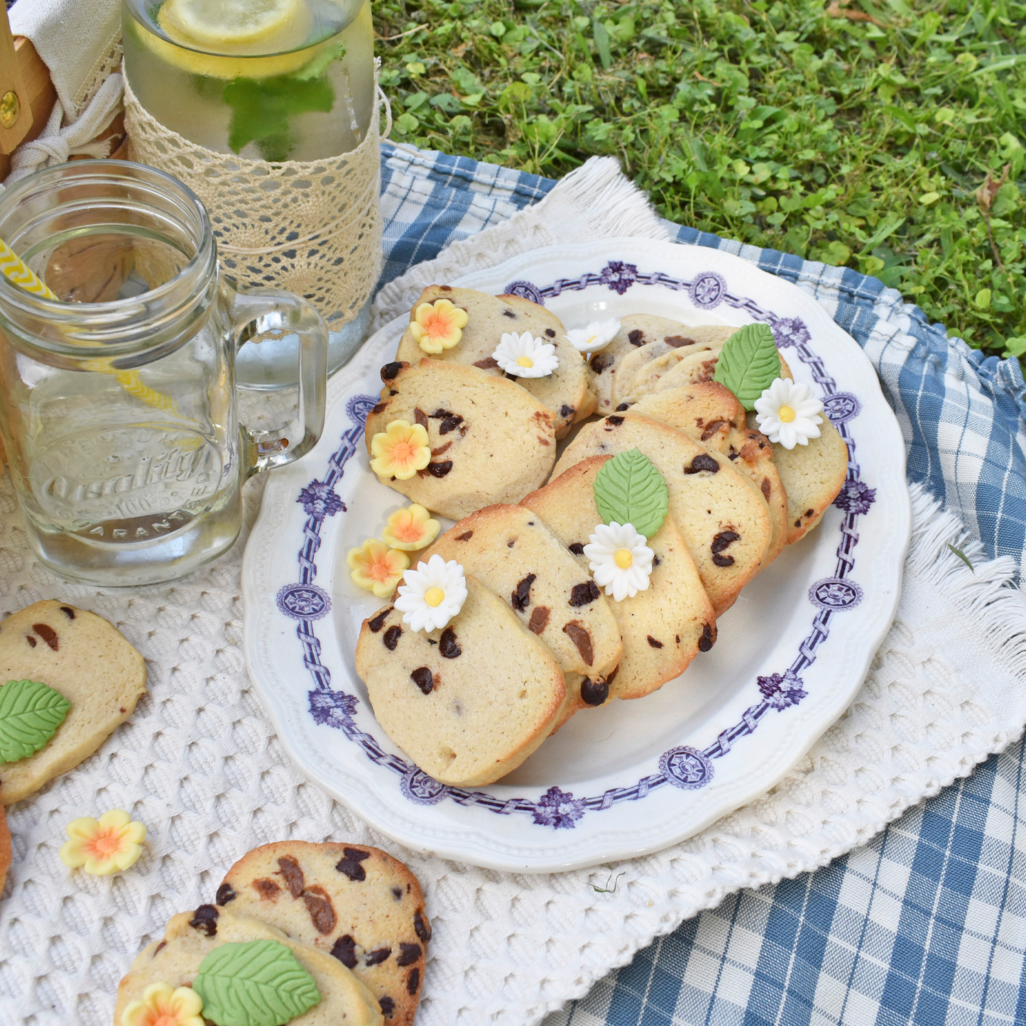 BLISTER SUGAR 7 WHITE MARGUERITES AND 5 GREEN LEAVES