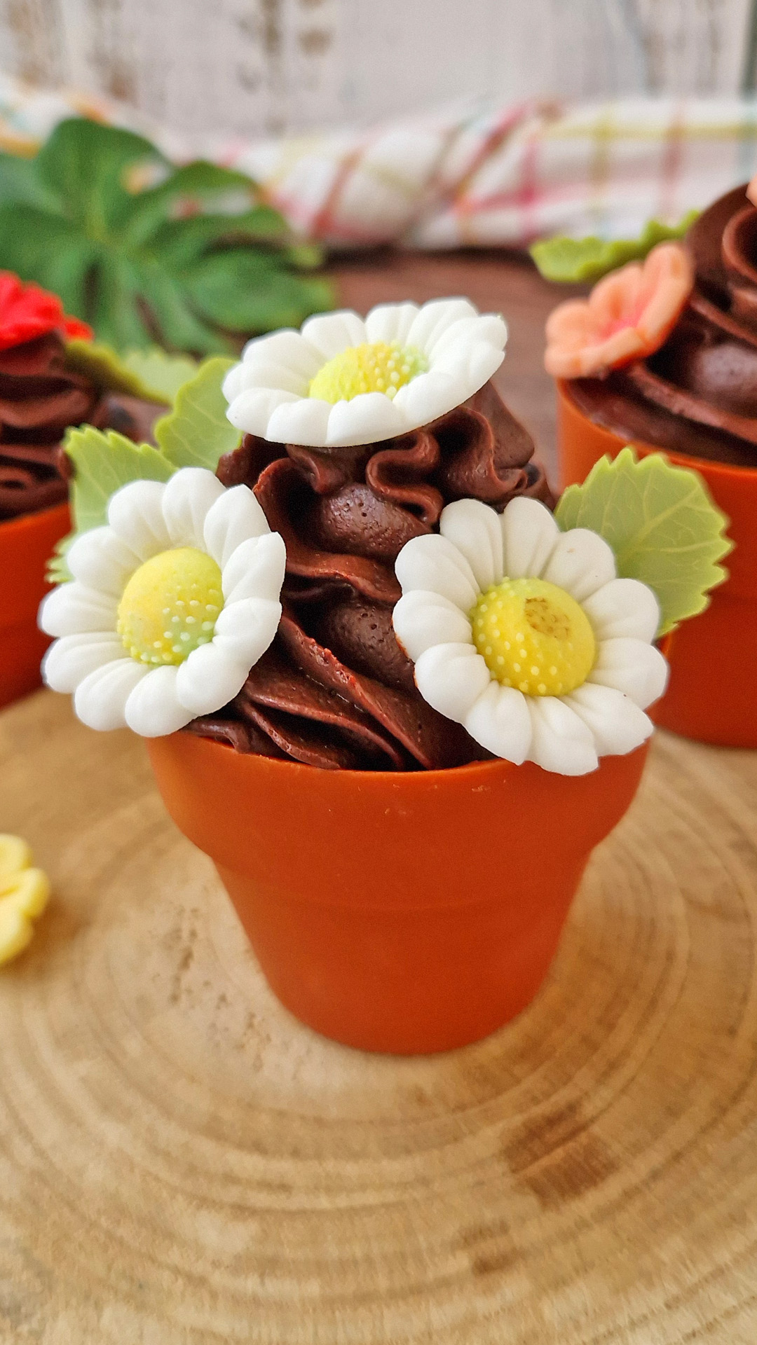 BLISTER SUGAR 7 WHITE MARGUERITES AND 5 GREEN LEAVES