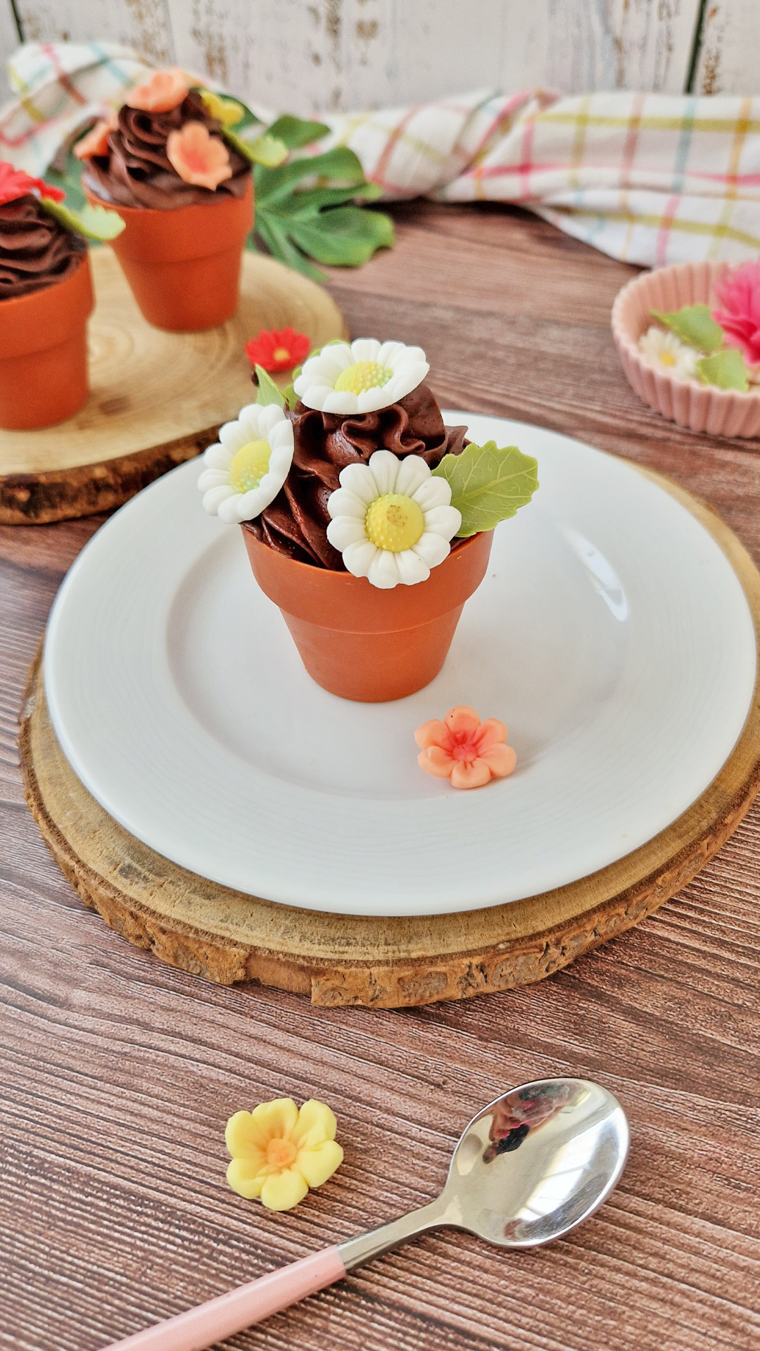 BLISTER SUGAR 7 WHITE MARGUERITES AND 5 GREEN LEAVES