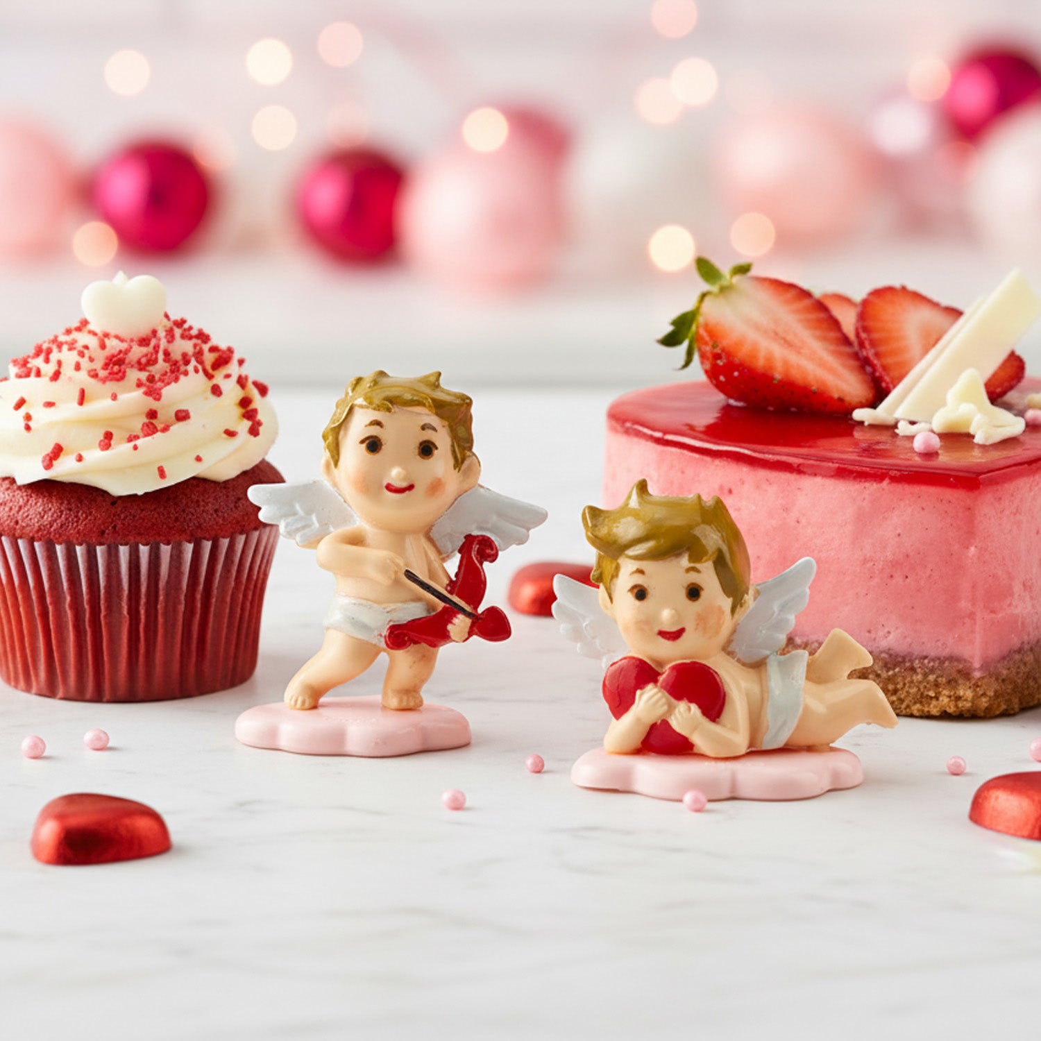 ASSORTIMENT 2 MOD. CUPIDONS EN PLASTIQUE AVEC SOCLE 24 PCS