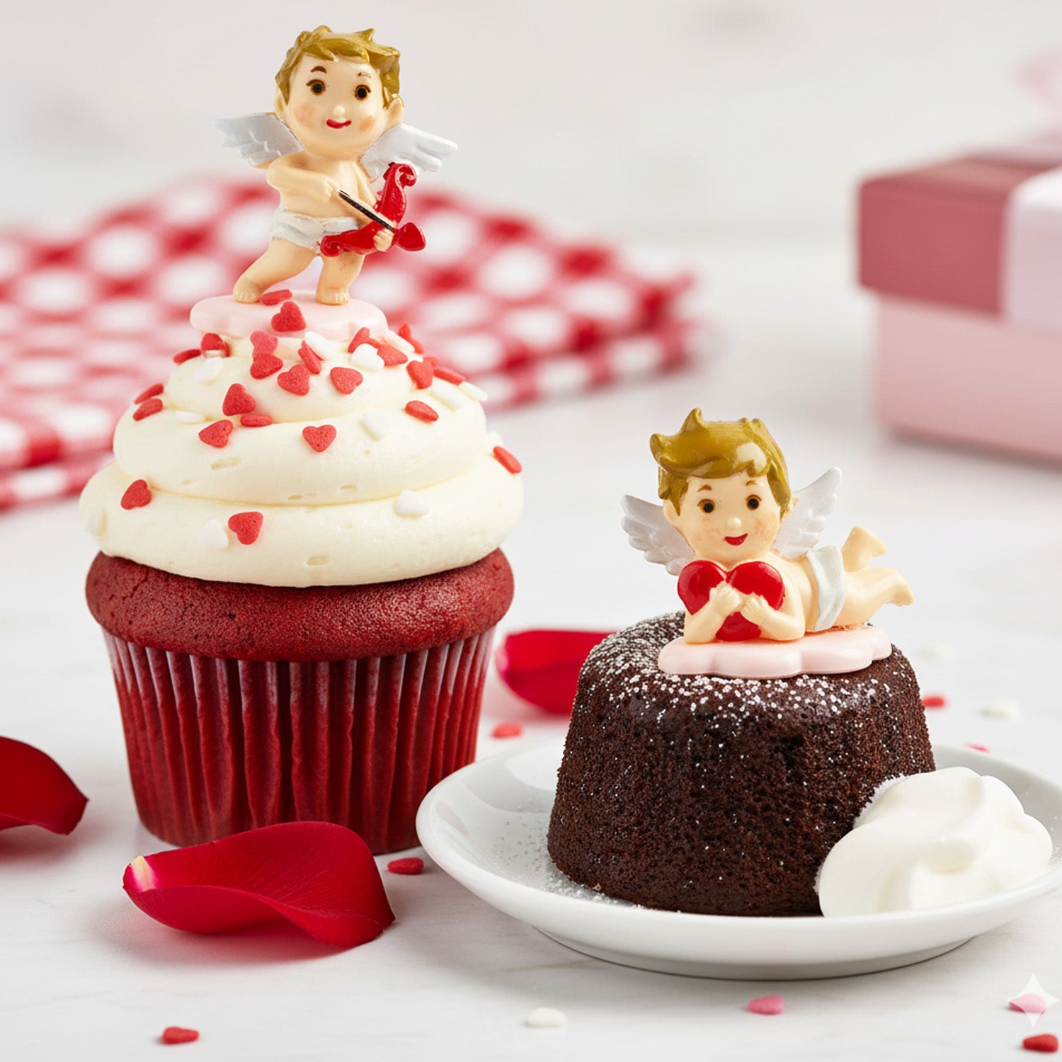 ASSORTIMENT 2 MOD. CUPIDONS EN PLASTIQUE AVEC SOCLE 24 PCS