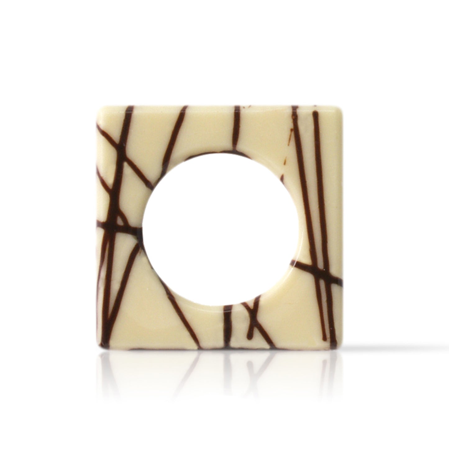CHOCOLATE BRANCO QUADRADO COM RISCAS PRETAS 46X46MM