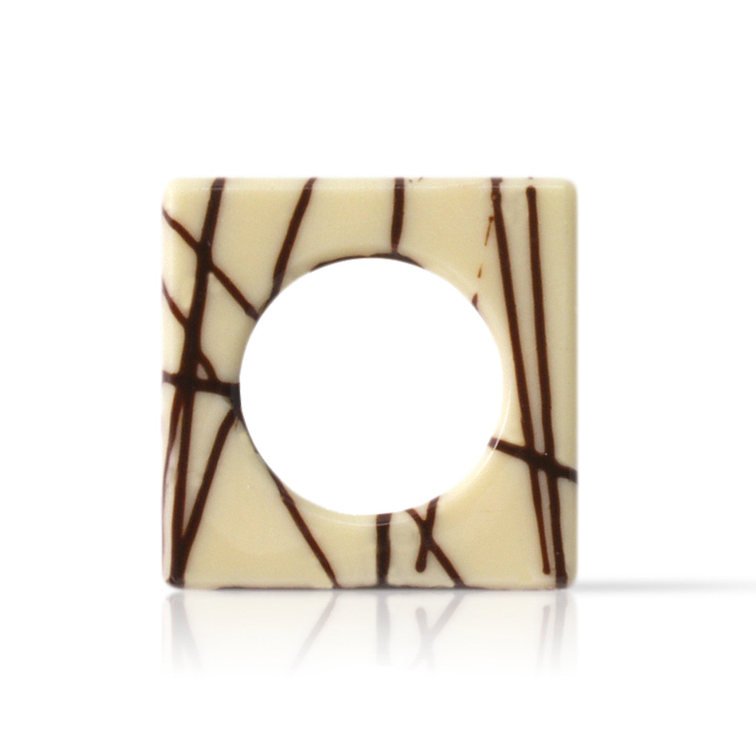 CHOCOLATE BRANCO QUADRADO COM RISCAS PRETAS 46X46MM