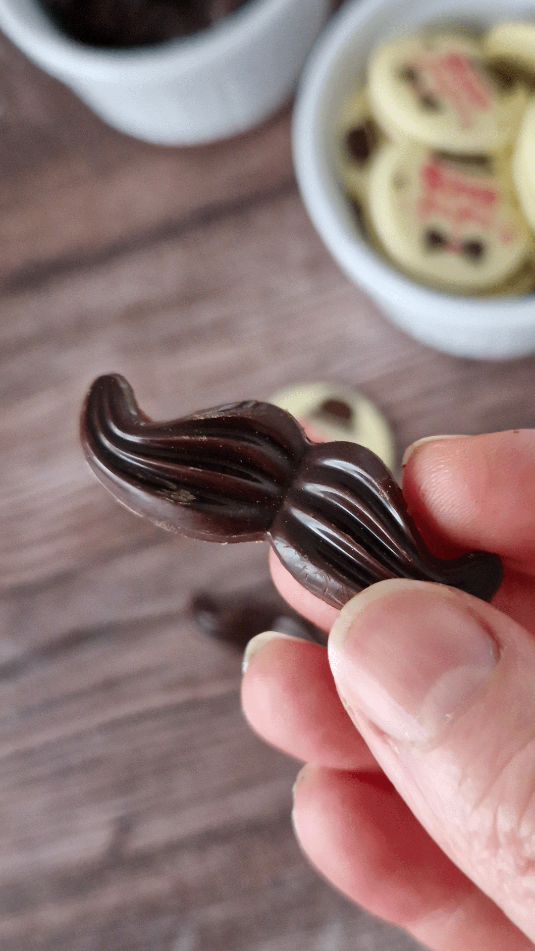 ASSORTIMENT DE MOUSTACHES CHOCOLAT NOIR ET AU LAIT 48X16MM