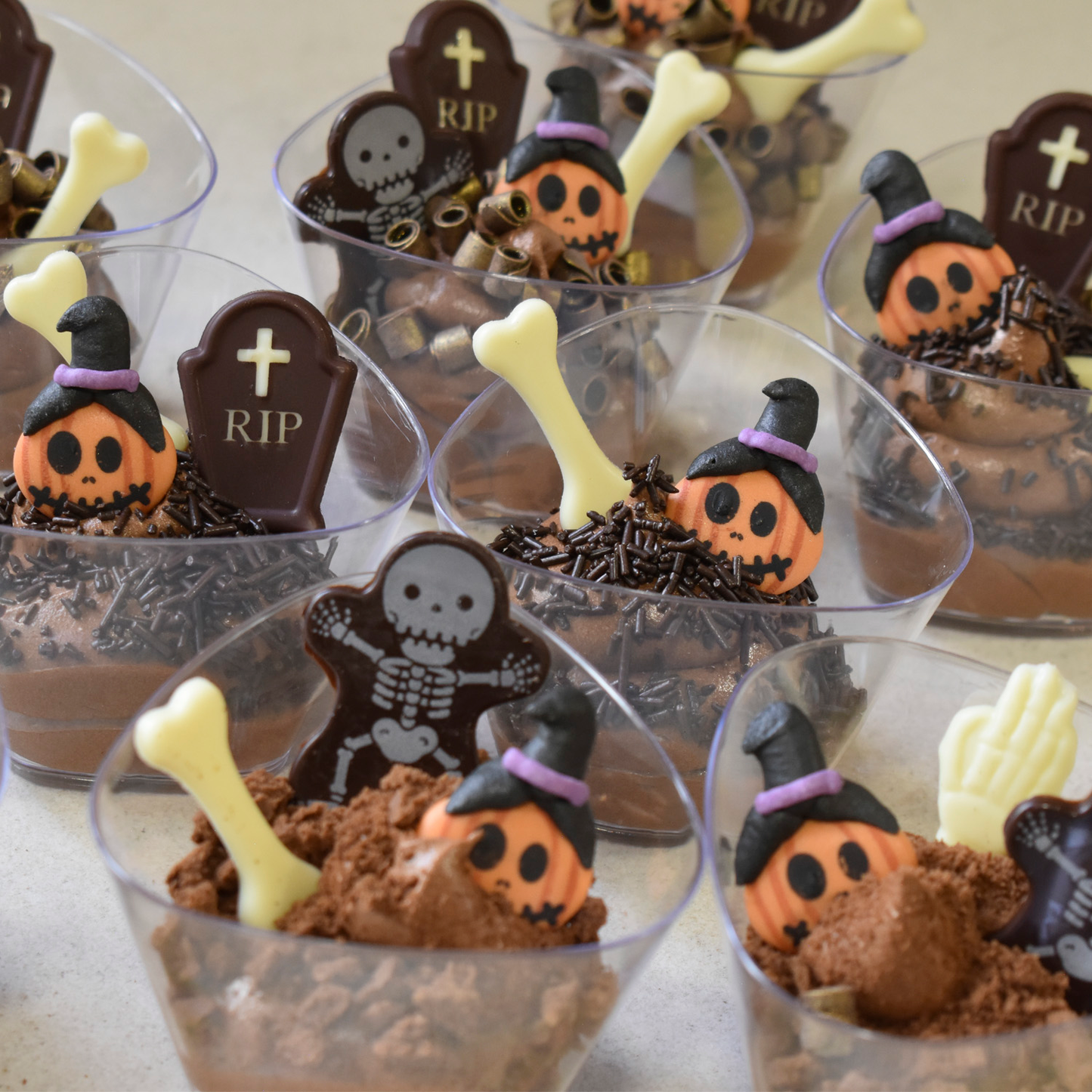 DECORACION CHOCOLATE NEGRO ESQUELETO HALLOWEEN 72 UDS
