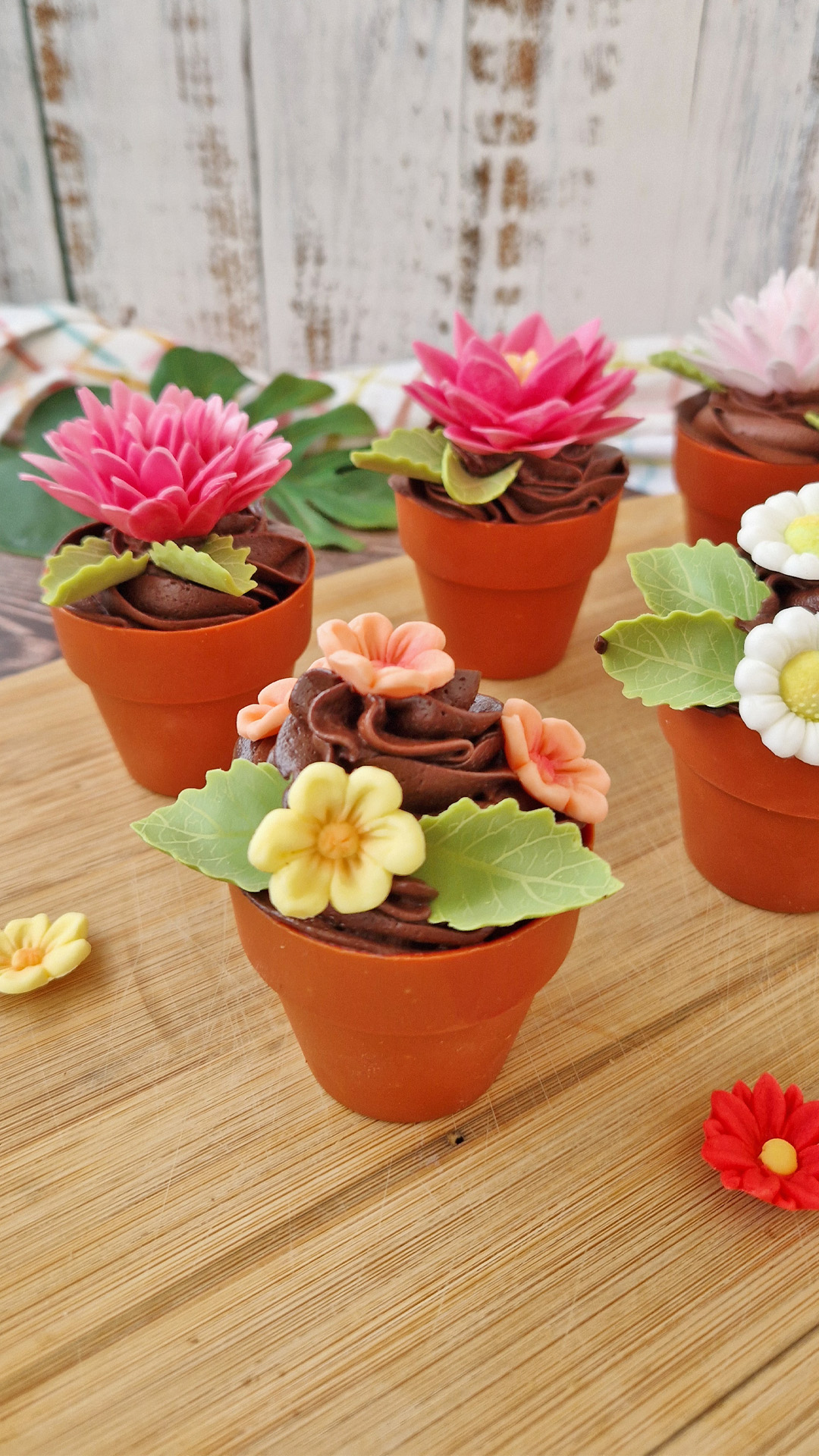 JARDINIÈRE GRANDE  EN CHOCOLAT BLANC H5MM