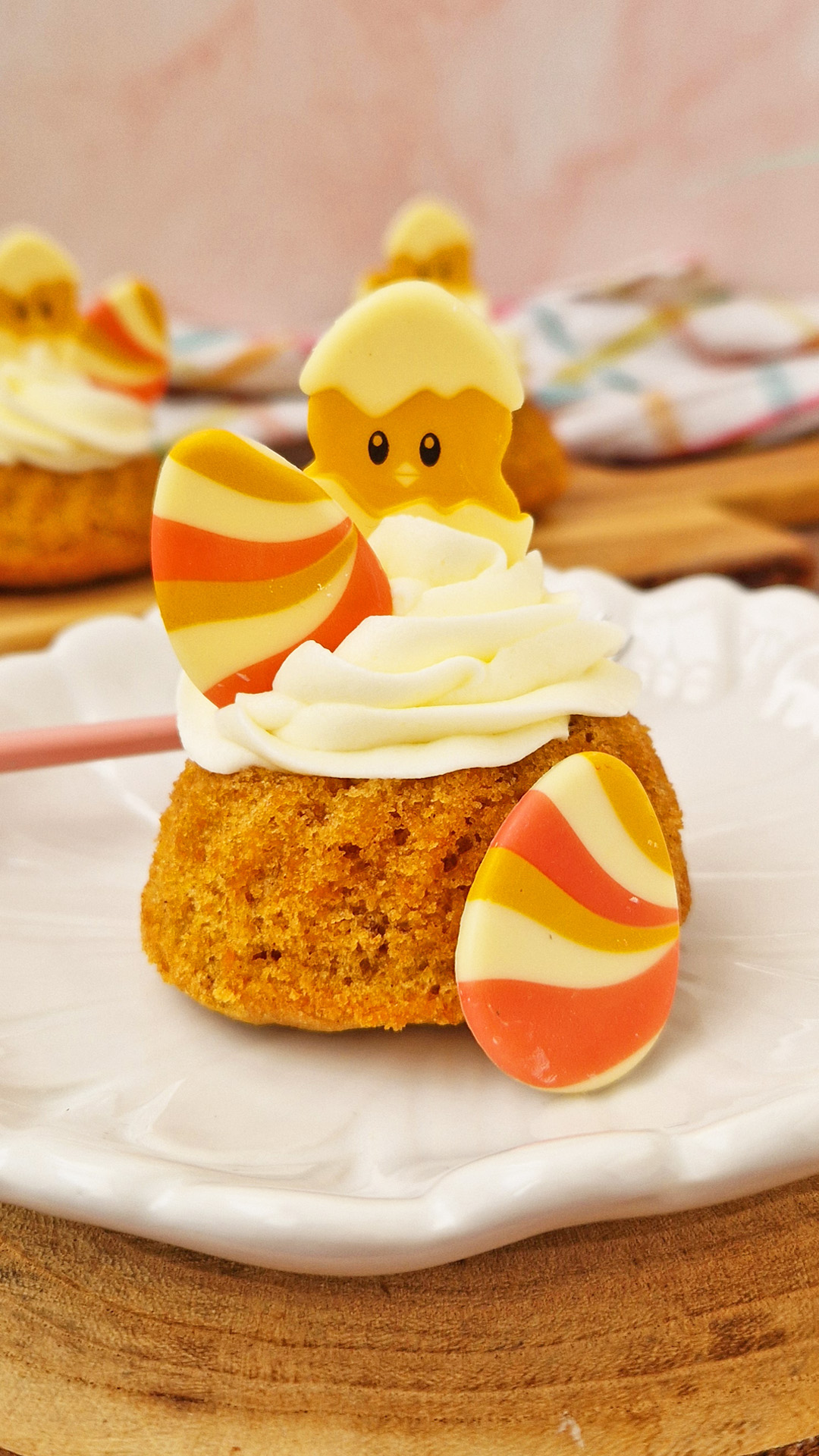 SURTIDO HUEVOS FANTASIA CHOCOLATE BLANCO 35X26MM