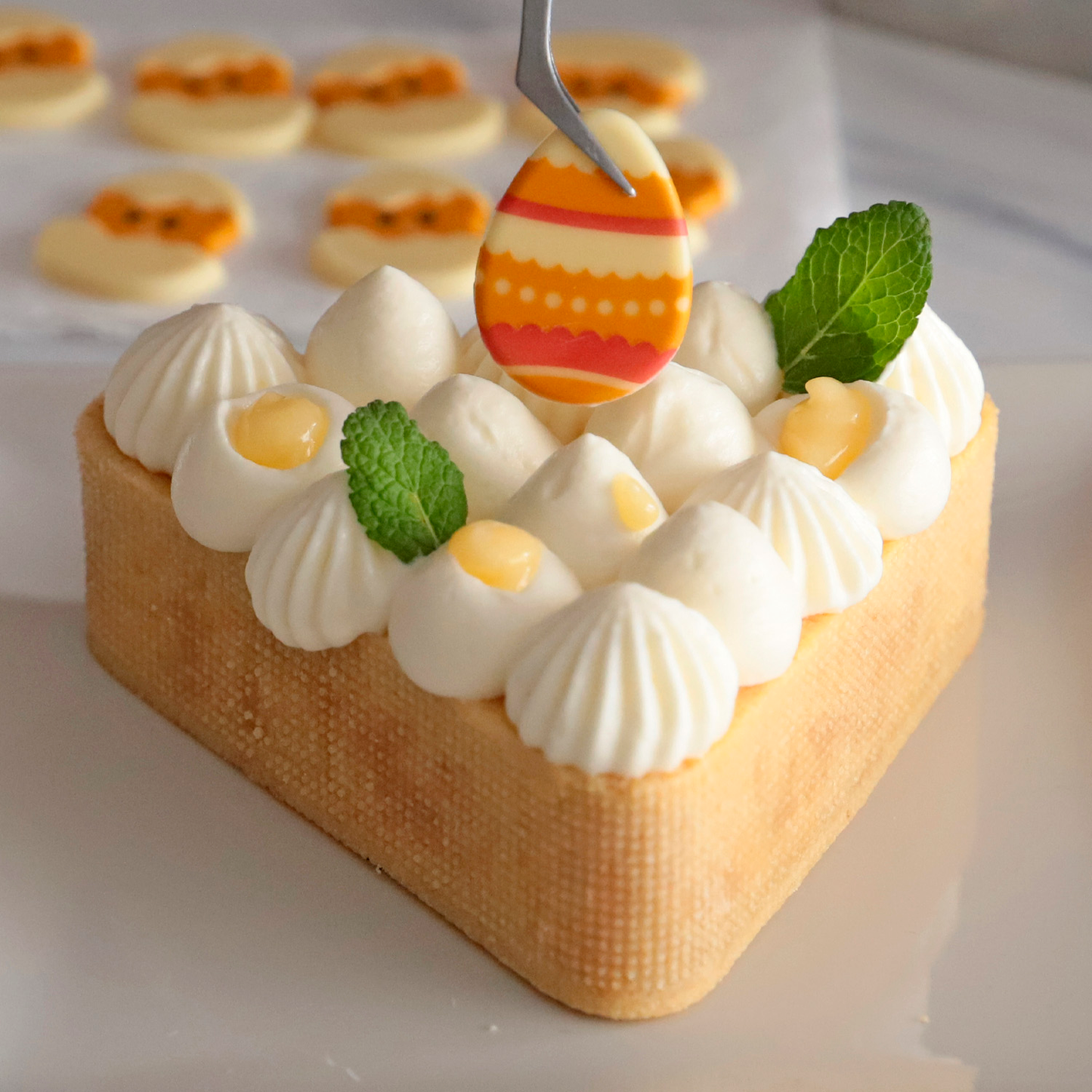 OEUFS FANTAISIE ASSORTIS EN CHOCOLAT BLANC 35X26MM